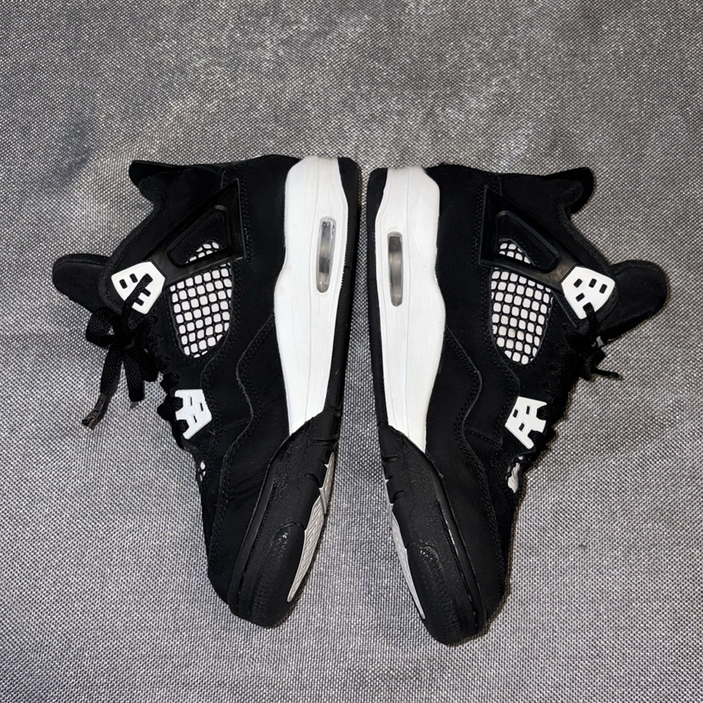 Jordan 4 White Thunder size 5.5Y…. - Picture 3 of 6